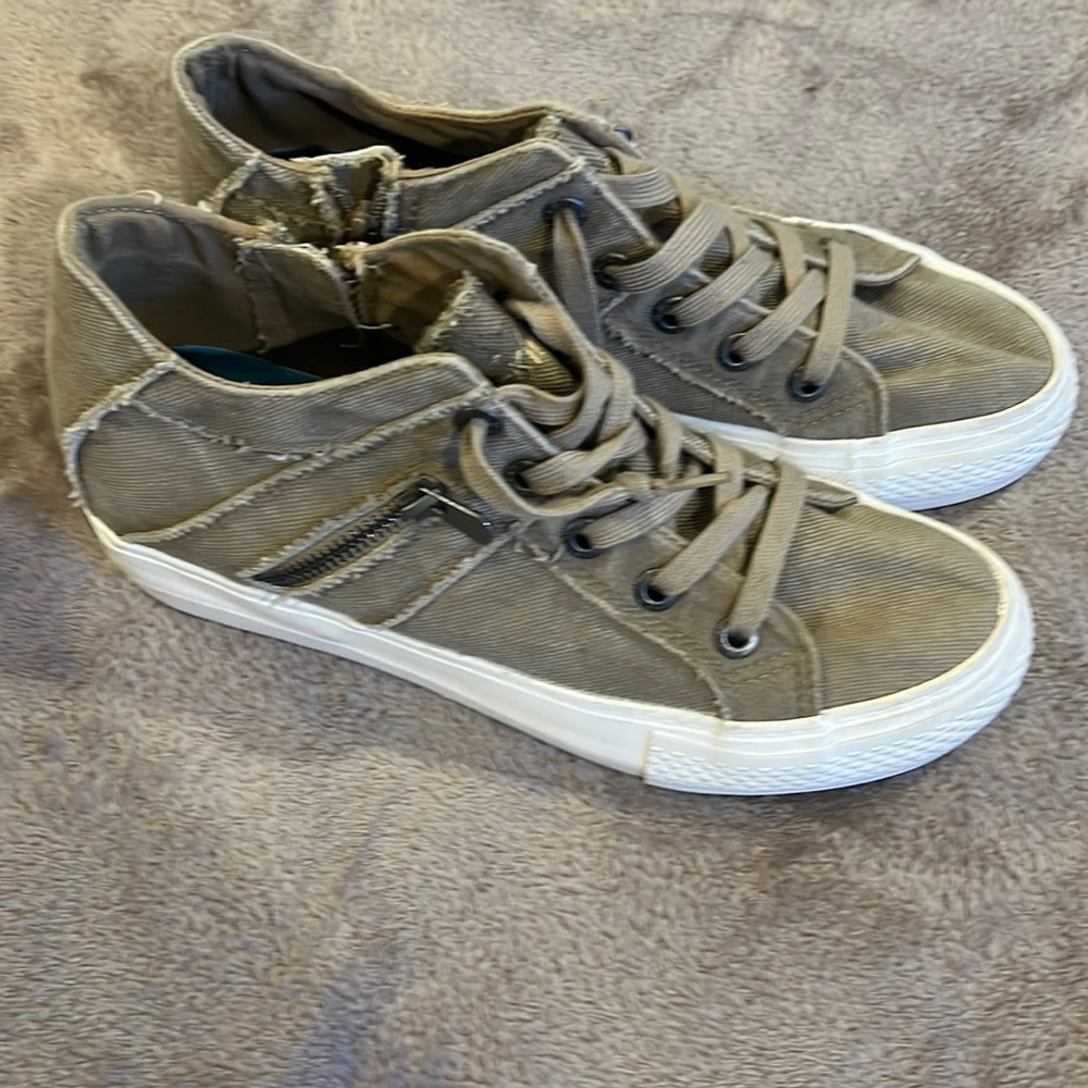 Blowfish Malibu zippered high tops in camel color size 10